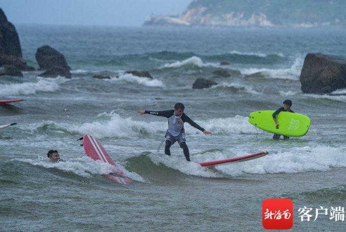 逃离废弃高校